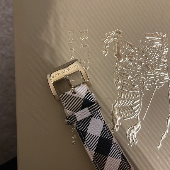 Real Burberry watch in gold with leather printed strap. - Picture 4 of 7